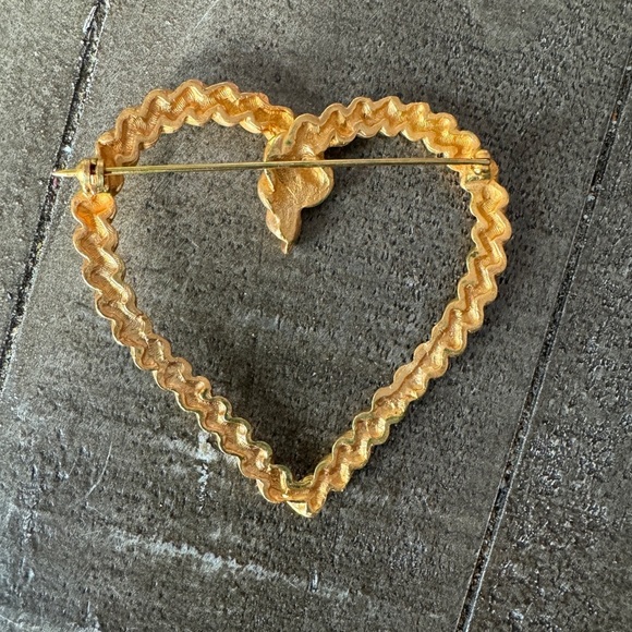 VINTAGE Unbranded Braided Rope Heart Gold Toned Brooch - Picture 2 of 4